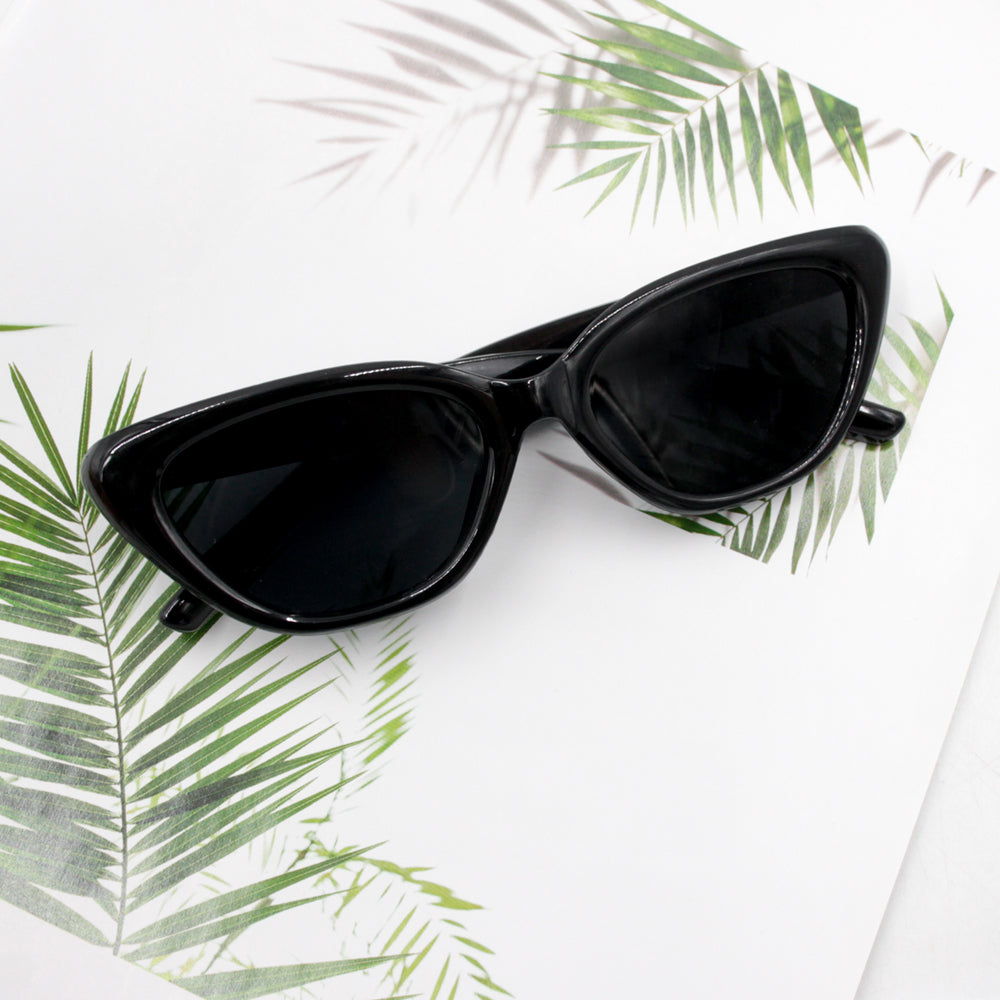 High-end small frame retro triangle cat-eye sunglasses, black star-shaped legs for sun protection, photo-taking styling, and sun glasses