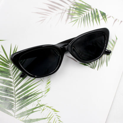 High-end small frame retro triangle cat-eye sunglasses, black star-shaped legs for sun protection, photo-taking styling, and sun glasses