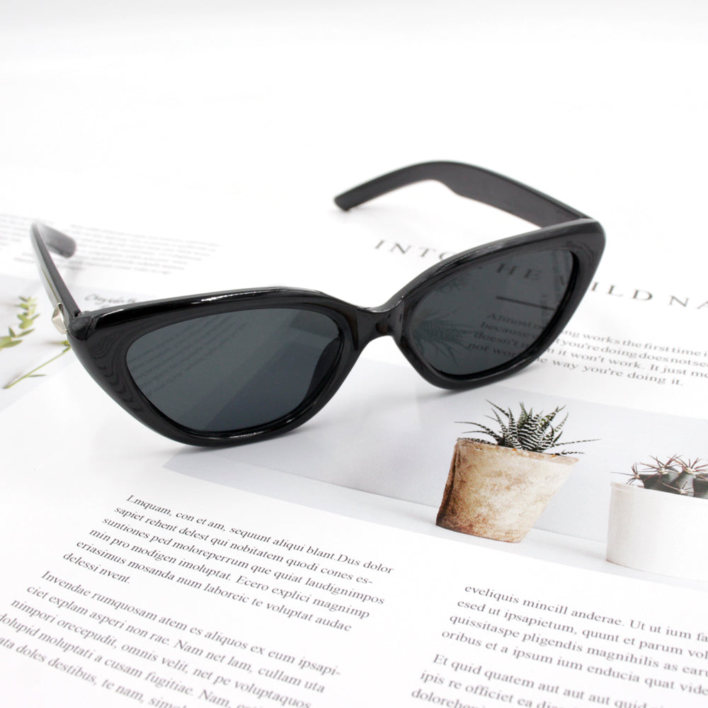 High-end small frame retro triangle cat-eye sunglasses, black star-shaped legs for sun protection, photo-taking styling, and sun glasses