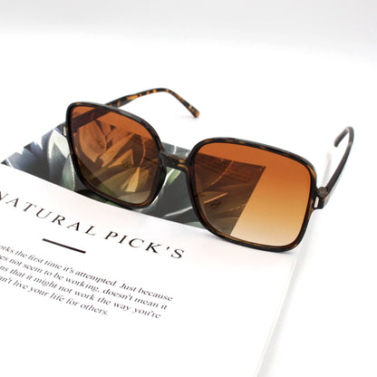 Retro classic style sunglasses with beige frames, semi-transparent black lenses, large frame, fashionable and simple