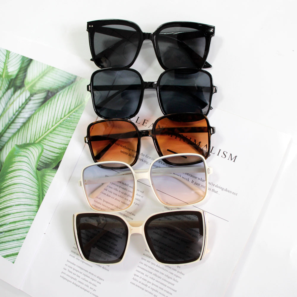 Retro classic style sunglasses with beige frames, semi-transparent black lenses, large frame, fashionable and simple