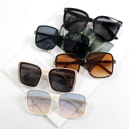 Retro classic style sunglasses with beige frames, semi-transparent black lenses, large frame, fashionable and simple