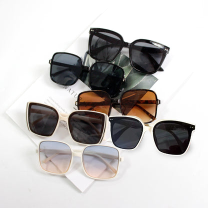Retro classic style sunglasses with beige frames, semi-transparent black lenses, large frame, fashionable and simple