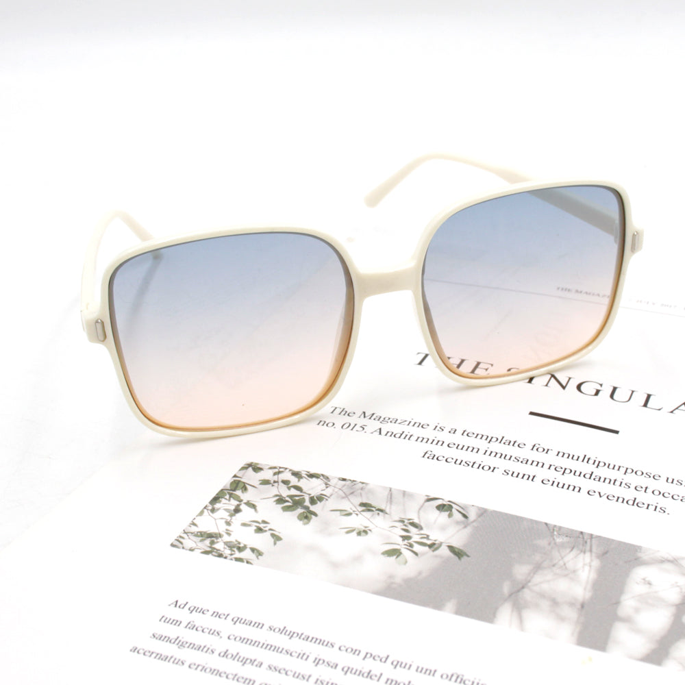 Retro classic style sunglasses with beige frames, semi-transparent black lenses, large frame, fashionable and simple