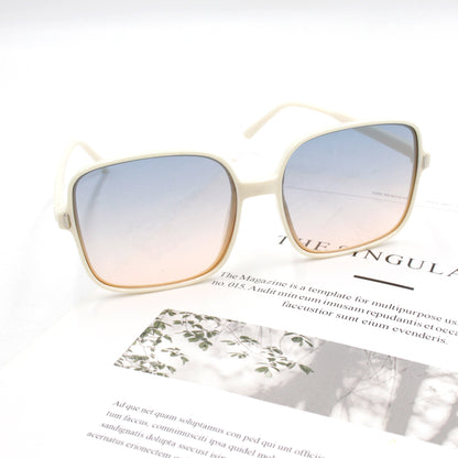 Retro classic style sunglasses with beige frames, semi-transparent black lenses, large frame, fashionable and simple