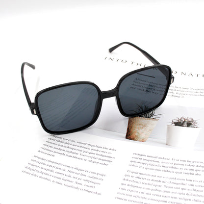 Retro classic style sunglasses with beige frames, semi-transparent black lenses, large frame, fashionable and simple