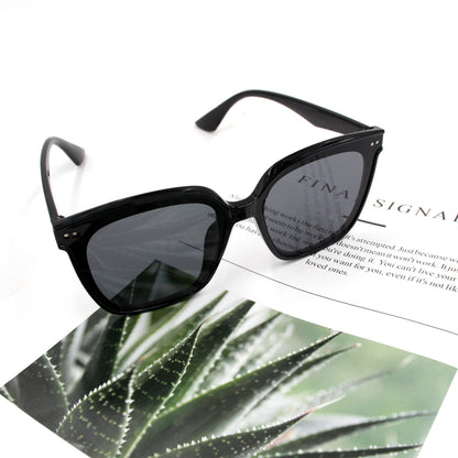 Retro classic style sunglasses with beige frames, semi-transparent black lenses, large frame, fashionable and simple