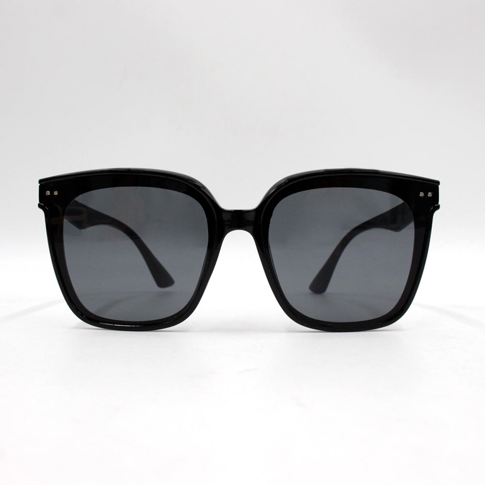 Retro classic style sunglasses with beige frames, semi-transparent black lenses, large frame, fashionable and simple