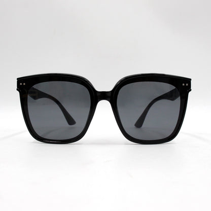 Retro classic style sunglasses with beige frames, semi-transparent black lenses, large frame, fashionable and simple
